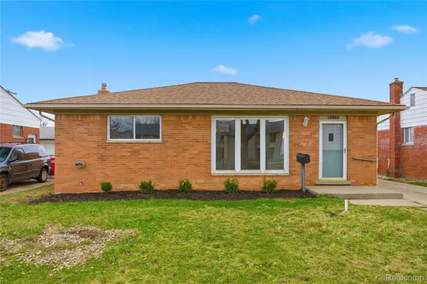 15225 Common Road, Roseville, MI 48066