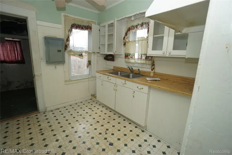 1418 Hanford Avenue, Lincoln Park, MI 48146 - #3