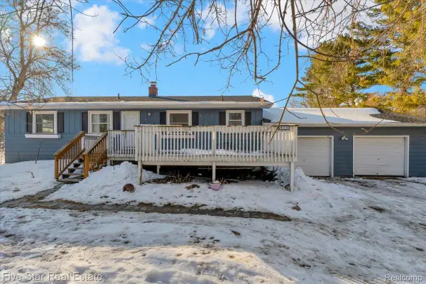 911 S Duck Lake Road, Milford, MI 48381