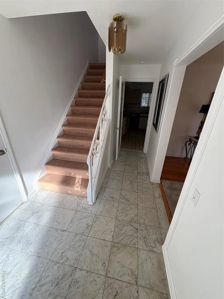 646 Peach Tree Lane, Grosse Pointe Woods, MI 48236 - #2