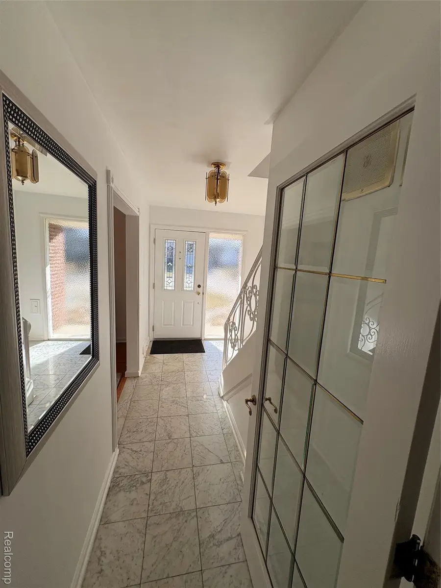 646 Peach Tree Lane, Grosse Pointe Woods, MI 48236 - #3