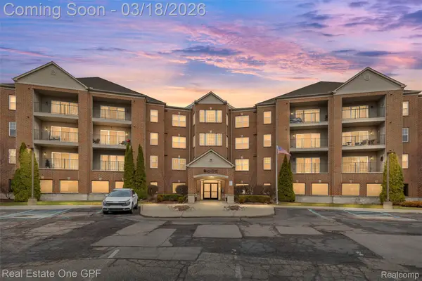 2316 Country Club Drive #33, StClairShores, MI 48082