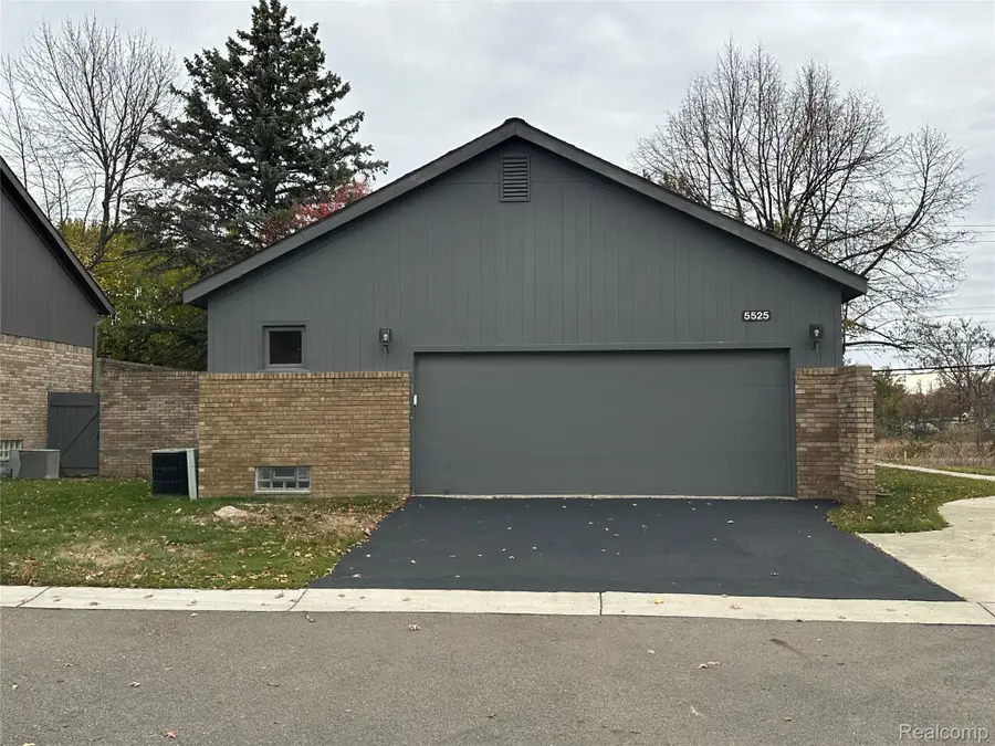 5525 Woodland Court, West Bloomfield, MI 48322 - #2
