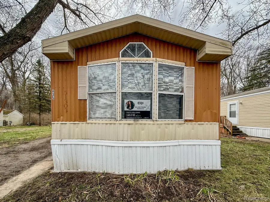 435 Rustic Lane S, Belleville, MI 48111 - #2
