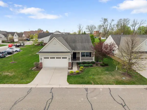 1091 Paddock Drive, SouthLyon, MI 48178