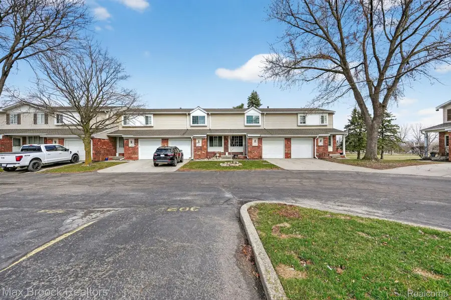 320 Hampton Court, South Lyon, MI 48178 - #2