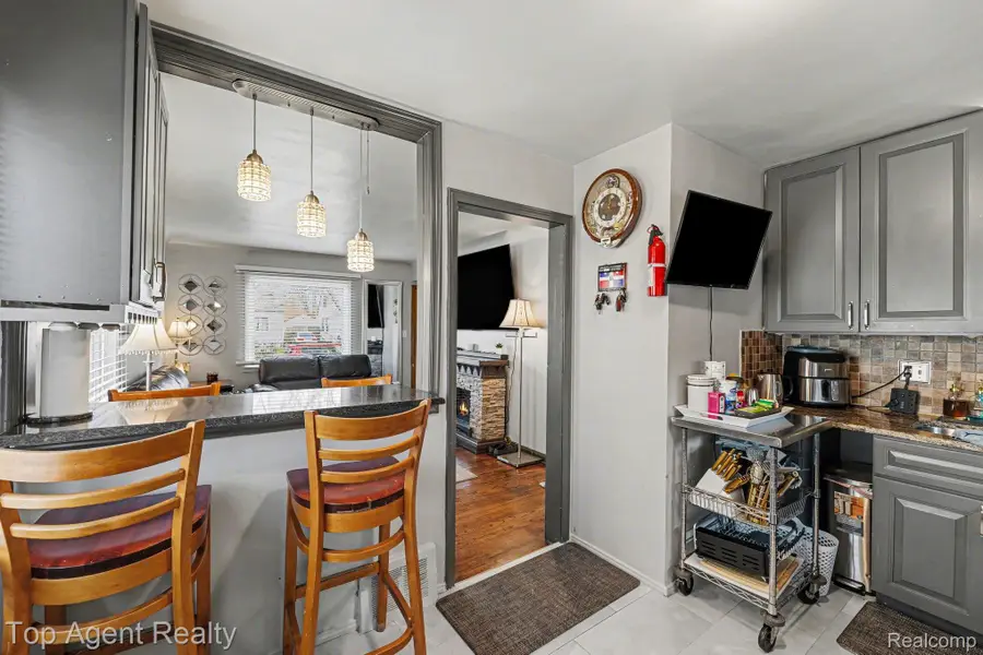 2135 Regina Avenue, Lincoln Park, MI 48146 - #3