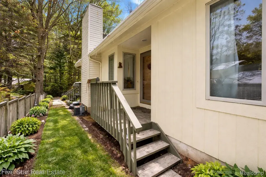 6586 Pontiac Lake Road #1, Waterford, MI 48327 - #3