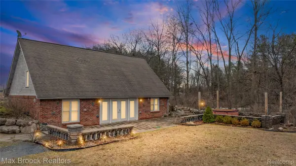 5186 Pinckney Road, Howell, MI 48843