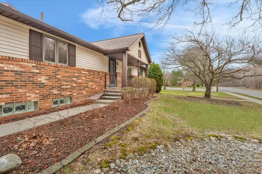 955 Woodlane Drive #9, Rochester Hills, MI 48307 - #2