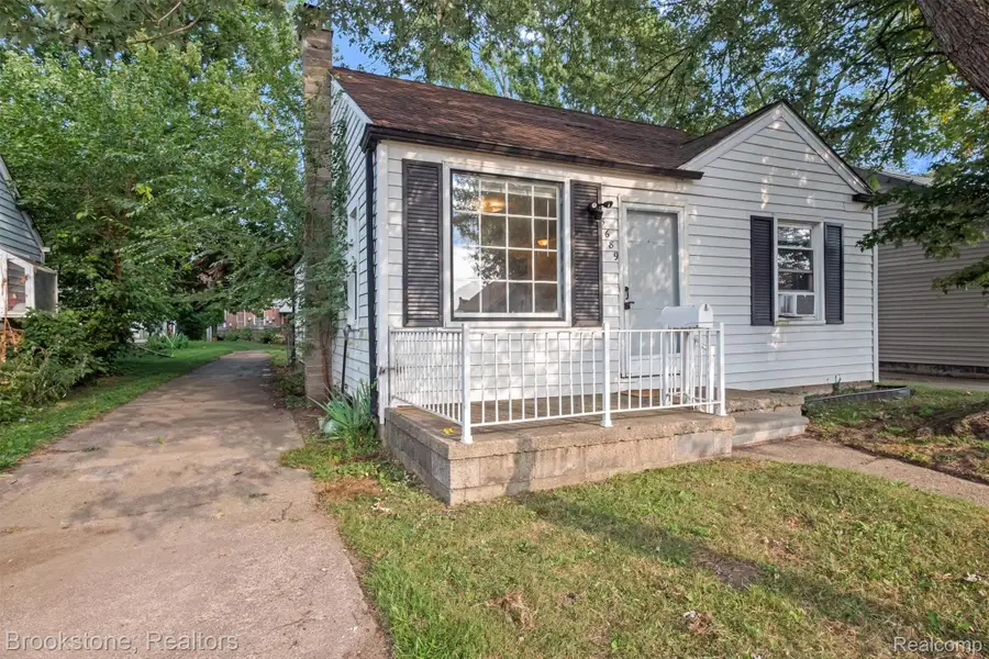 5689 Cornell Street, Dearborn Heights, MI 48125 - #2