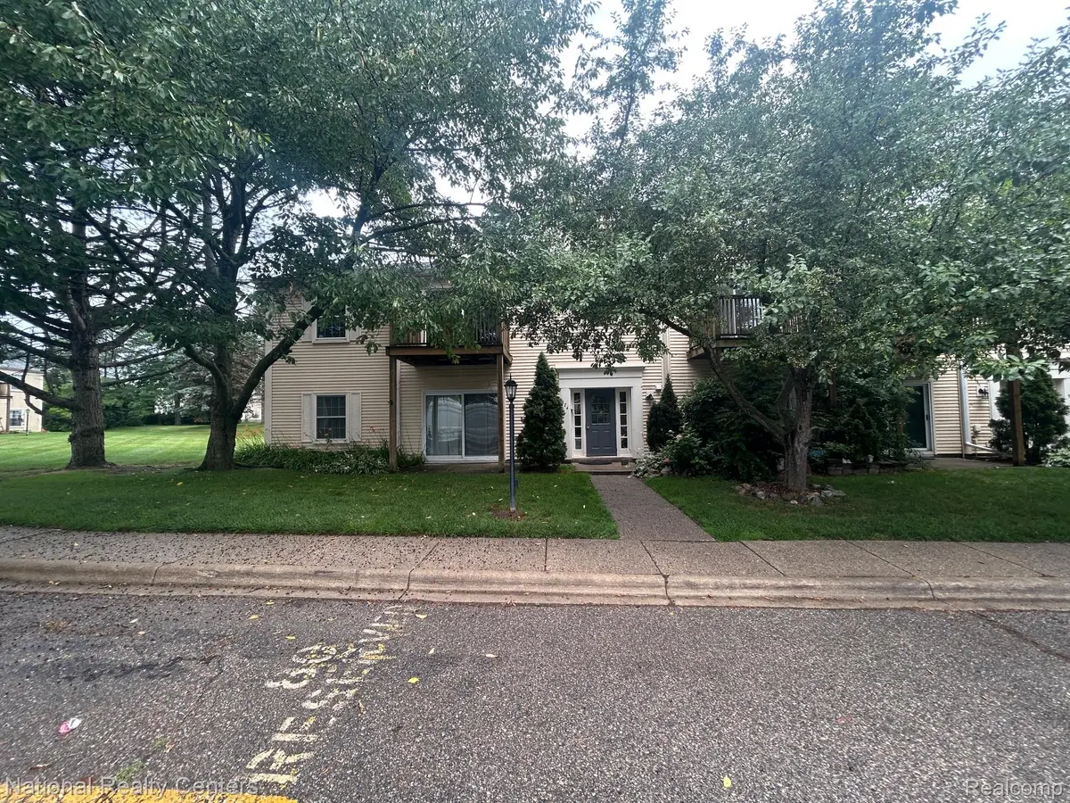 924 Chestnut Hill Drive #A, Auburn Hills, MI 48326 - #1