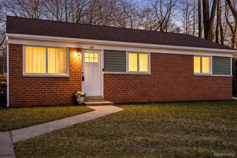 2200 Marston Drive N, Waterford, MI 48327 - #2