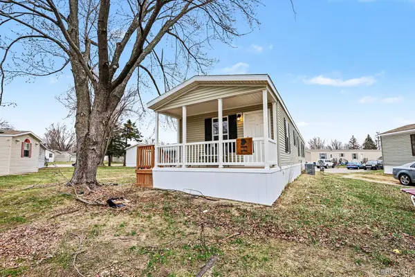 49611 Au Lac Dr E, Chesterfield, MI 48051