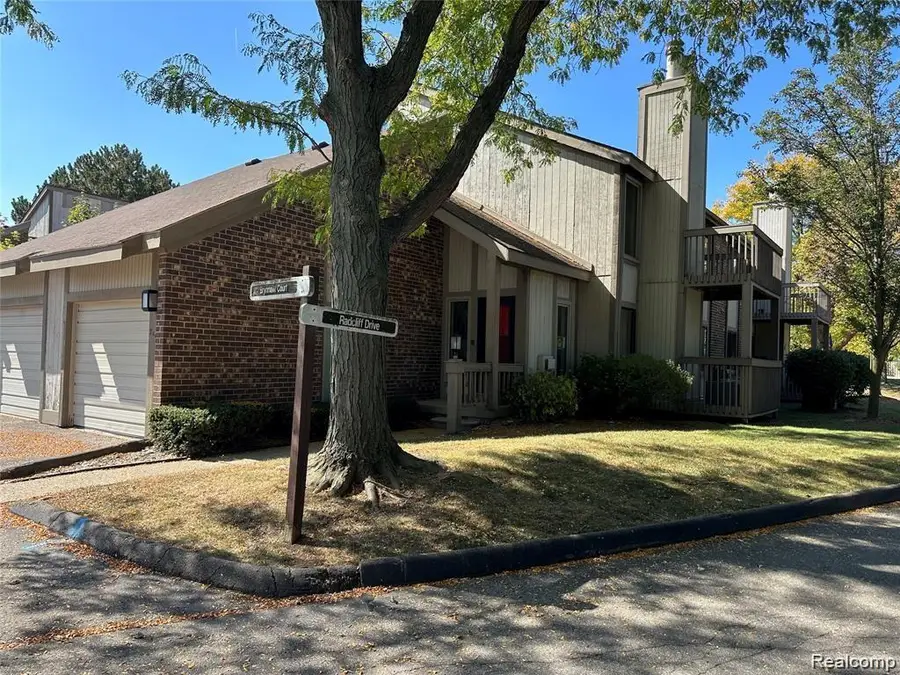 7490 S Brynmawr Court, West Bloomfield, MI 48322 - #2