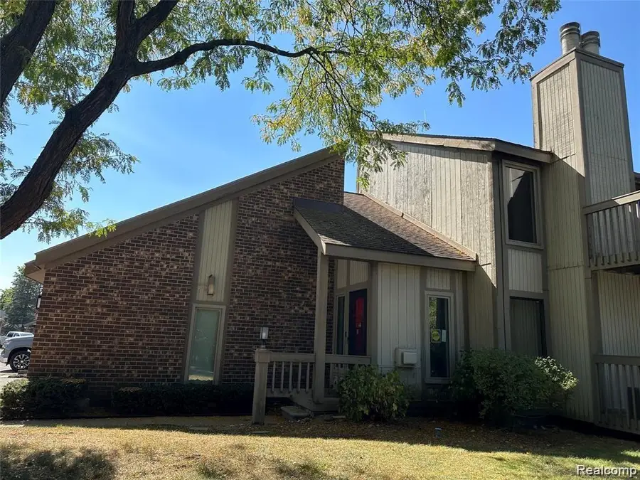 7490 S Brynmawr Court, West Bloomfield, MI 48322 - #3