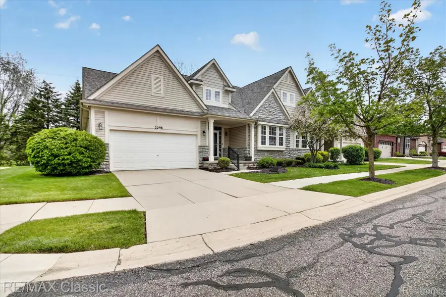 2298 Calibouge #32, Commerce, MI 48382 - #2