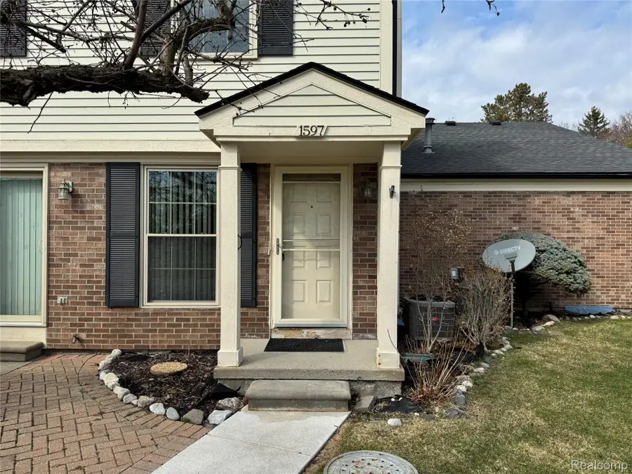 1597 Dover Hill S, Walled Lake, MI 48390 - #2