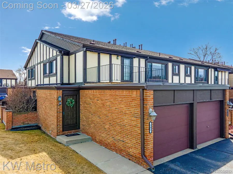 302 Country Club Drive, Saint Clair Shores, MI 48082 - #2