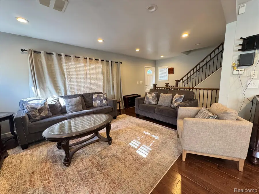 6438 Barrie Street, Dearborn, MI 48126 - #2
