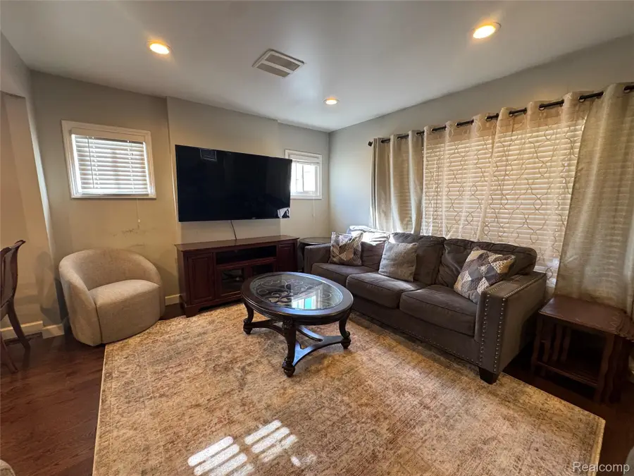 6438 Barrie Street, Dearborn, MI 48126 - #3