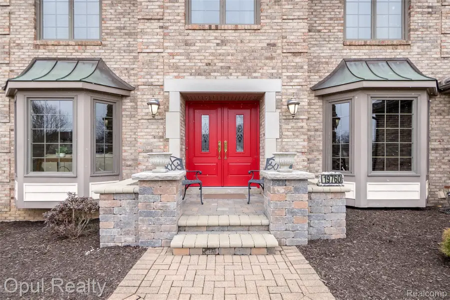 19760 Sussex Avenue, Livonia, MI 48152 - #2