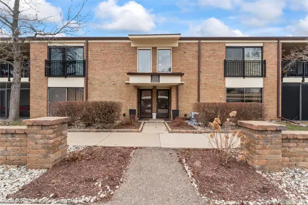 18220 University Park Drive #28, Livonia, MI 48152