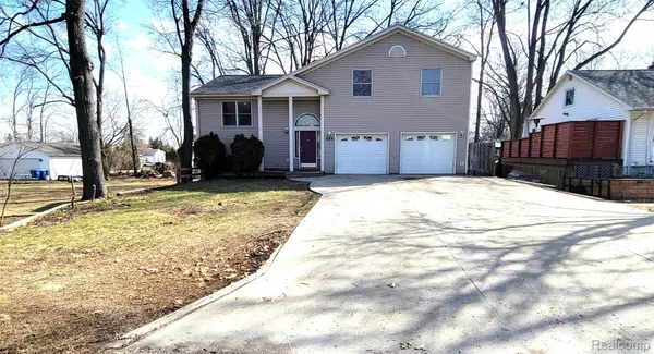 890 Tyrone Avenue, Waterford, MI 48328