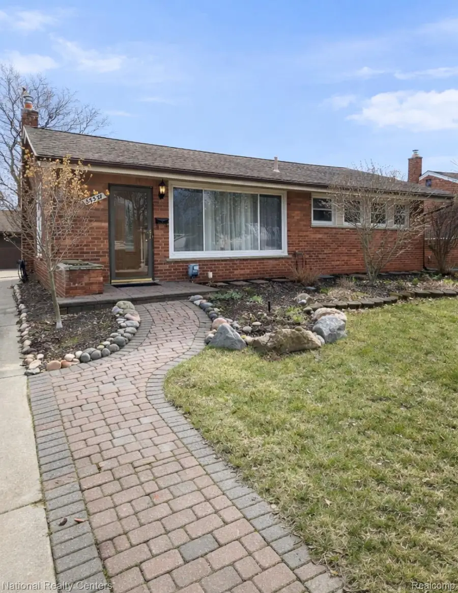 35327 W Chicago Street, Livonia, MI 48150 - #2