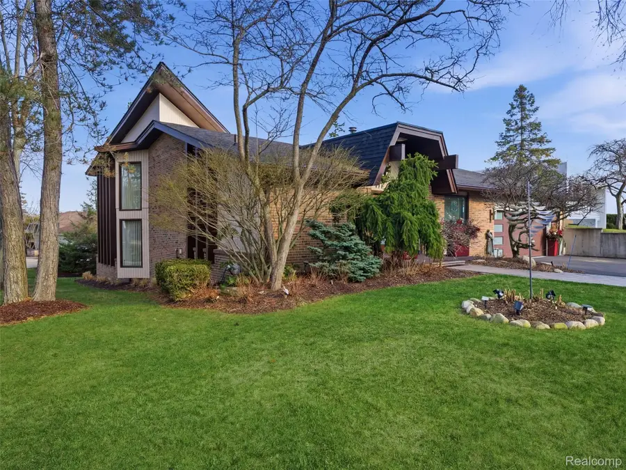 4749 Tara Court, West Bloomfield, MI 48323 - #3