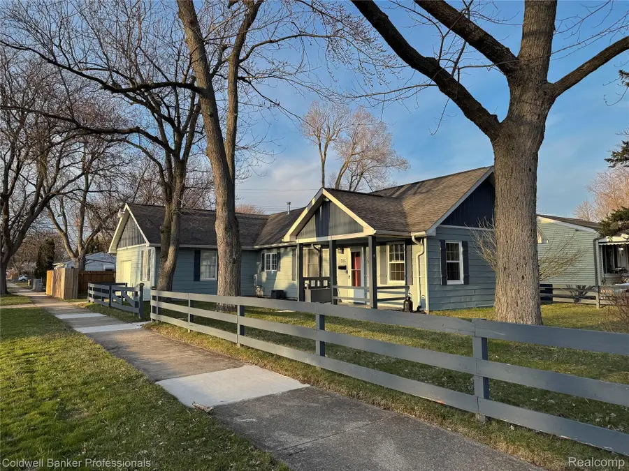 715 E Tennyson Avenue, Pontiac, MI 48340 - #2