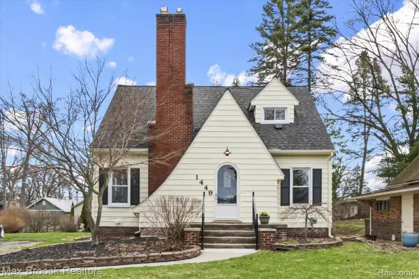 1449 Oakwood Street, SylvanLake, MI 48320