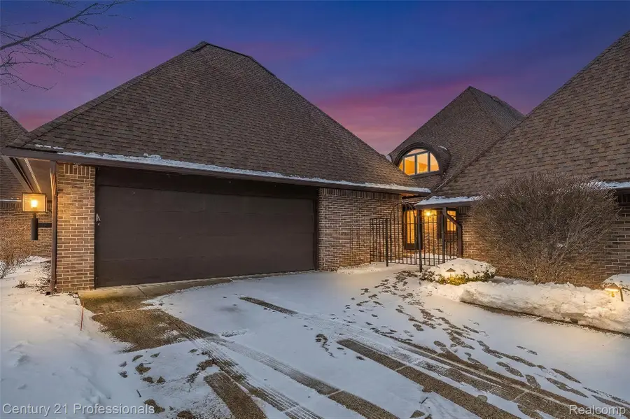 9095 S Saginaw Road #5, Grand Blanc, MI 48439 - #2