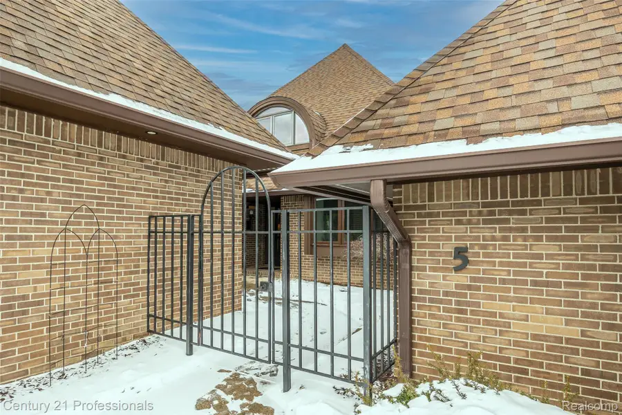 9095 S Saginaw Road #5, Grand Blanc, MI 48439 - #3