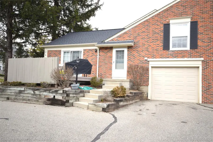 1141 Pine Ridge Court, Rochester Hills, MI 48306 - #2