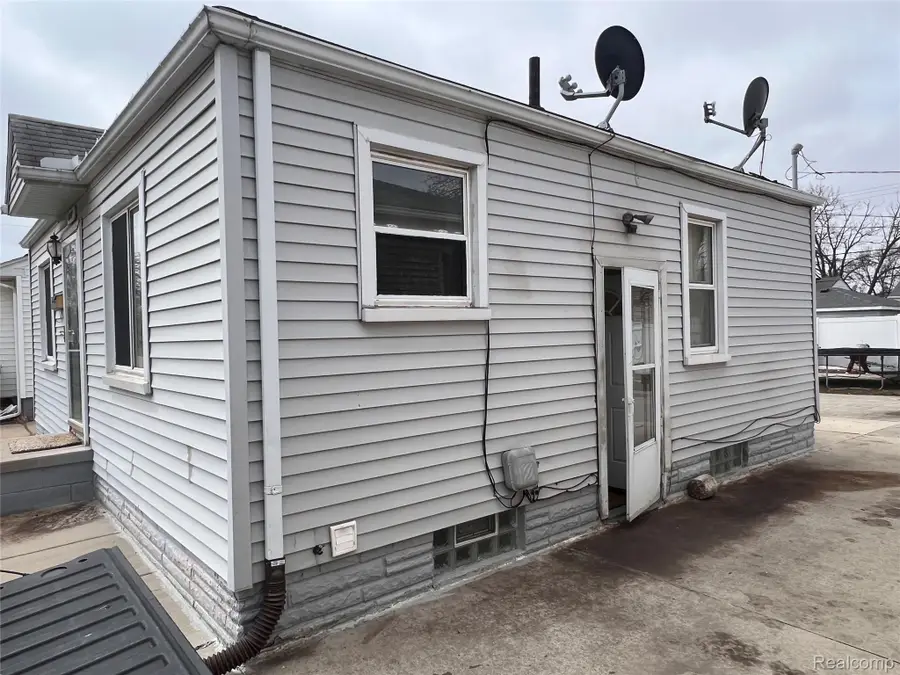 1282 Applewood Avenue, Lincoln Park, MI 48146 - #2