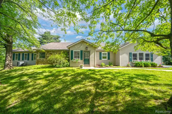 5370 Whipple Lake Road, Clarkston, MI 48348