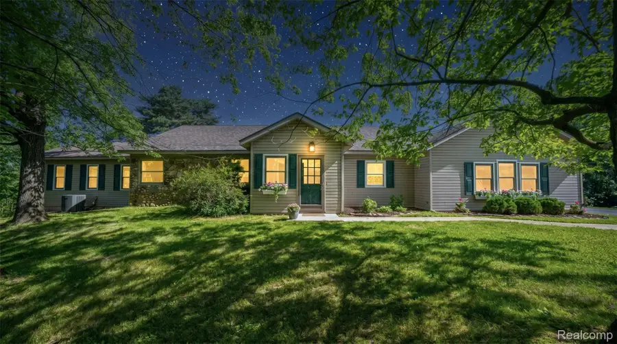 5370 Whipple Lake Road, Clarkston, MI 48348 - #2
