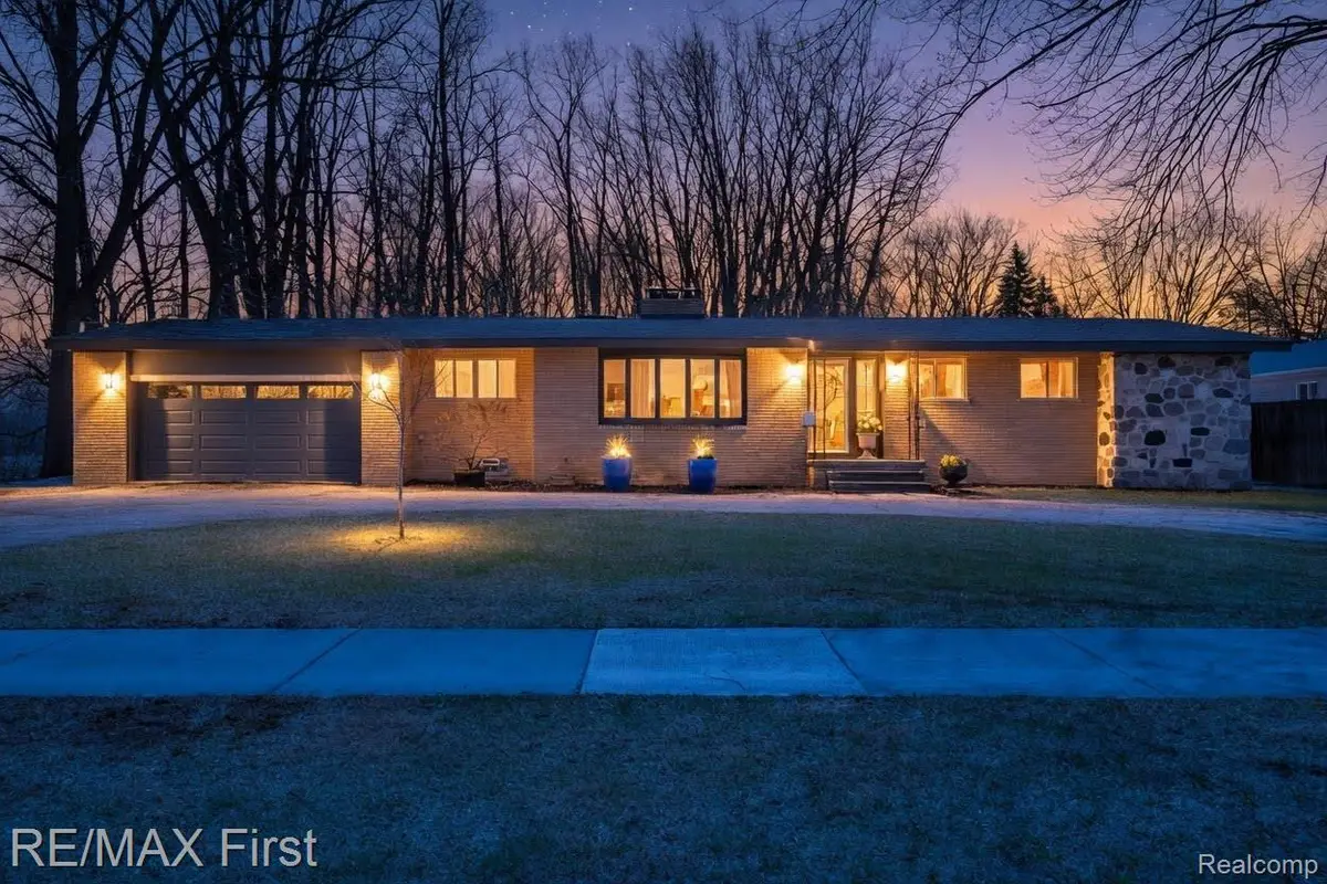 905 W Parker Avenue, Madison Heights, MI 48071 - #1