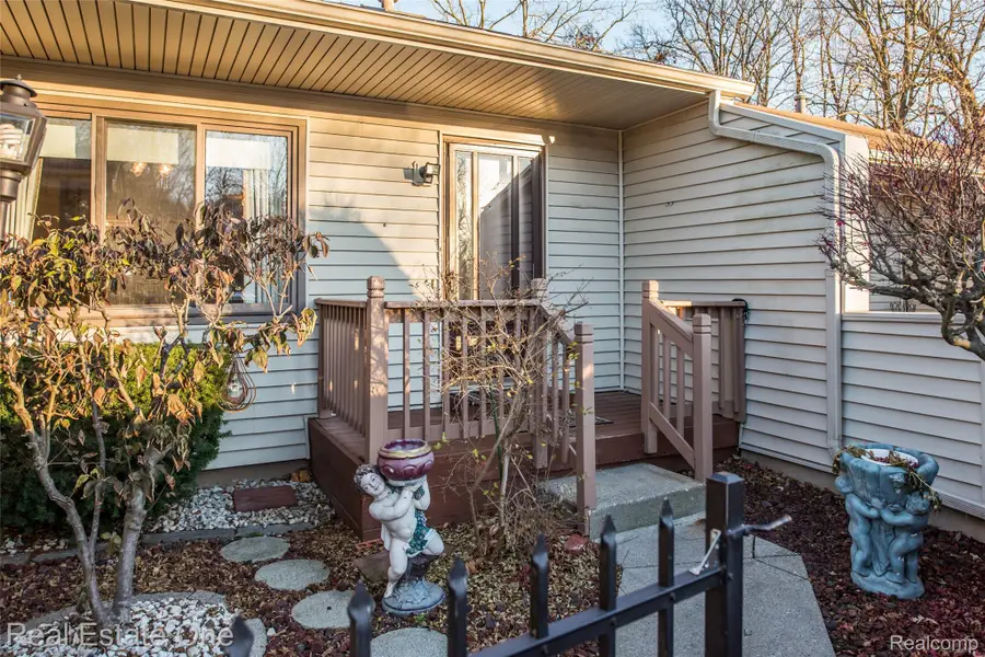 25104 25104 Hamilton Court #4, South Lyon, MI 48178 - #2