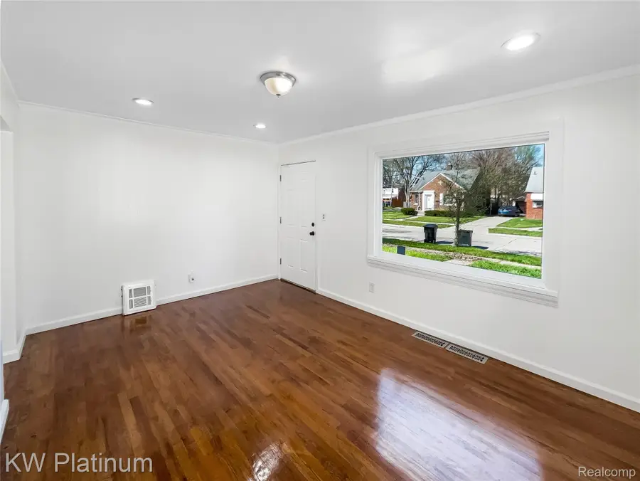 20612 Kingsville Street, Harper Woods, MI 48225 - #3