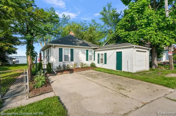 11346 E Shore Drive, WhitmoreLake, MI 48189