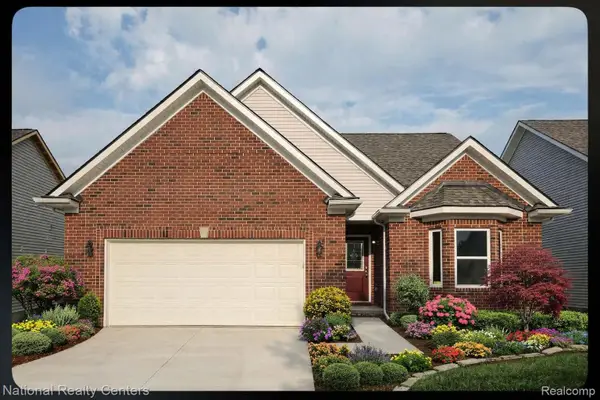 360 Devonshire Drive #32, Lapeer, MI 48446