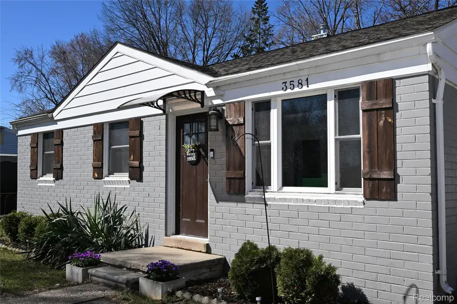 3581 Lawrence Avenue, Waterford, MI 48329 - #2