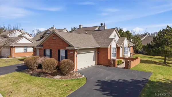 10324 Champions Circle #44, GrandBlanc, MI 48439