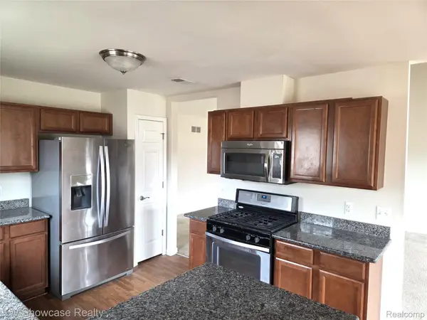 29445 Woodpark Circle #36, Warren, MI 48092