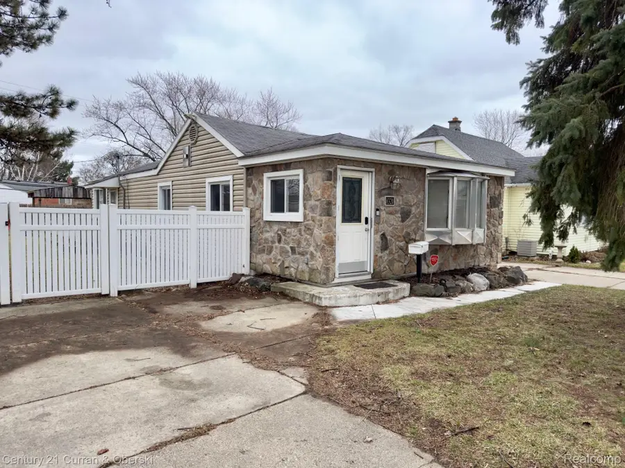 8320 Robindale Avenue, Dearborn Heights, MI 48127 - #3