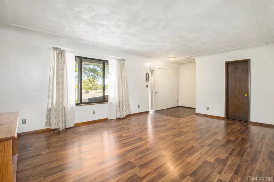 5037 W Court Street, Flint, MI 48532 - #2