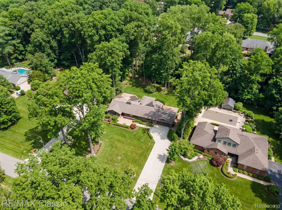 16800 Bell Creek Lane, Livonia, MI 48154 - #2