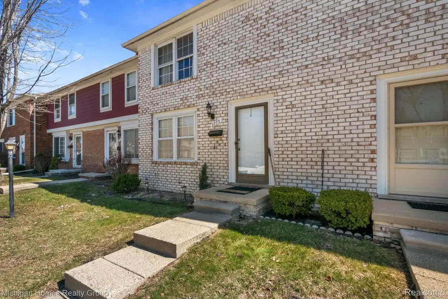 2775 Seaton Circuit W, Warren, MI 48091 - #3